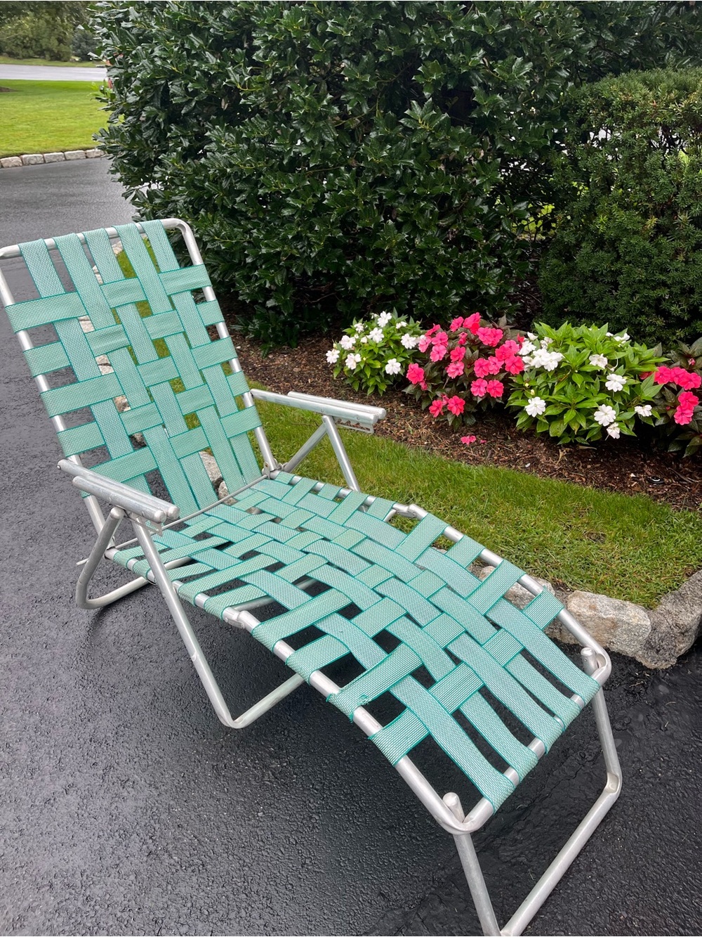 Vtg Folding Beach Chair Aluminum Webbed Lawn Chaise Lounge Green and white